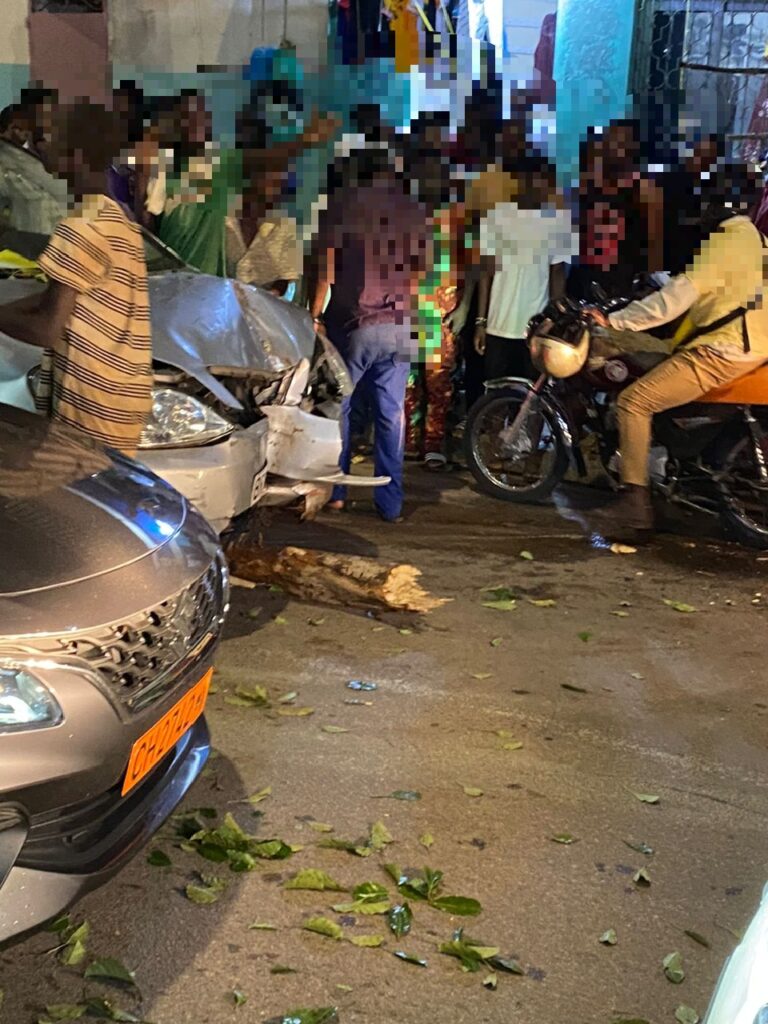 Abomey-Calavi : Une voiture dérape et déracine un arbre