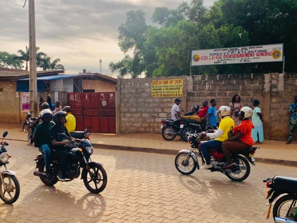 Examen du BEPC 2025 : Premiers pas dans une ambiance chargée d’émotions à Abomey-calavi